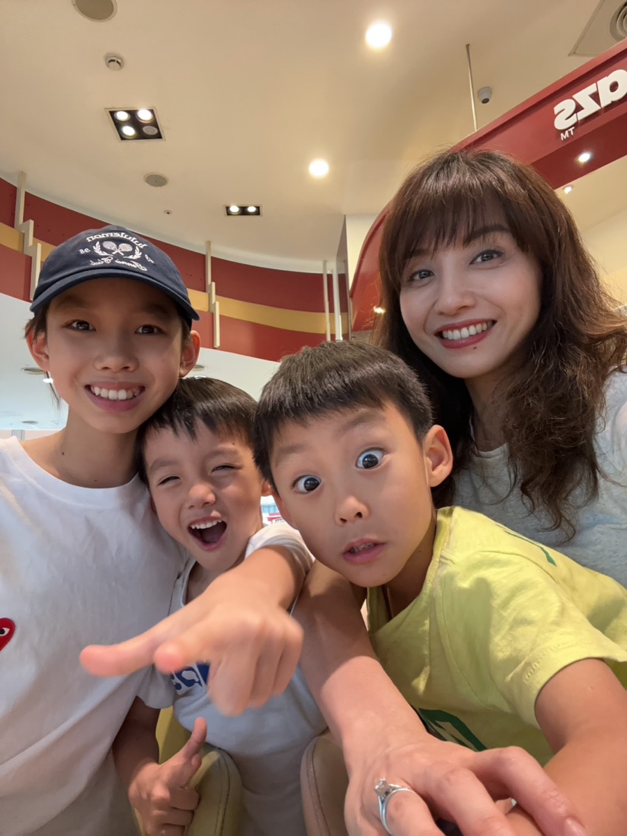 Claudia 與三個孩子的家庭合照